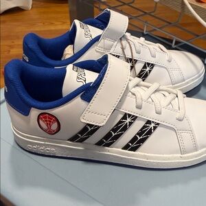 adidas Kids White & Blue Spider-Man Accent Sneakers